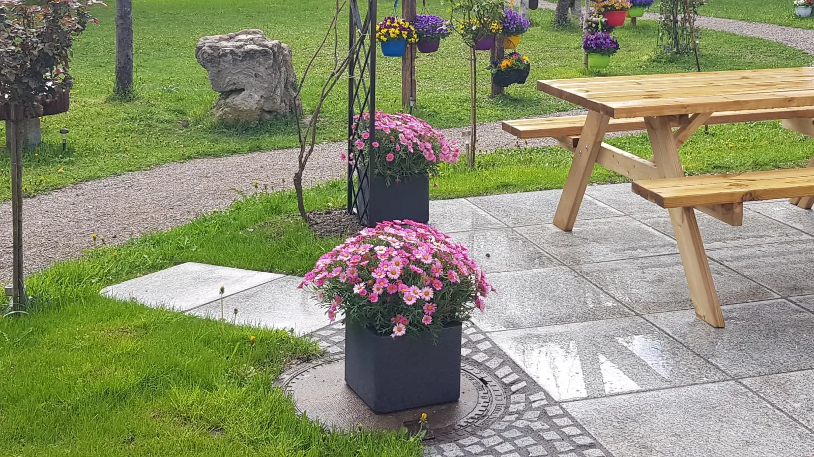 Ein Team aus etwa 30 Personen hat den Pfarrgarten von St. Lorenz neu gestaltet.  (Foto: privat)