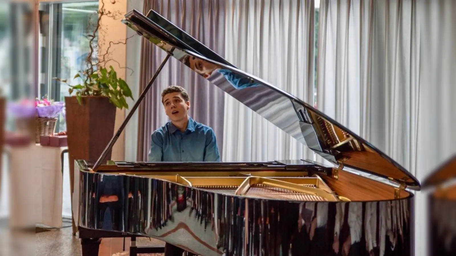 Der Stockdorfer Stargast Levent Geiger - bekannt aus TV-Shows und „Jugend musiziert” - brachte Glamour in die festliche Preisverleihung. (Foto: Fred Rauscher)