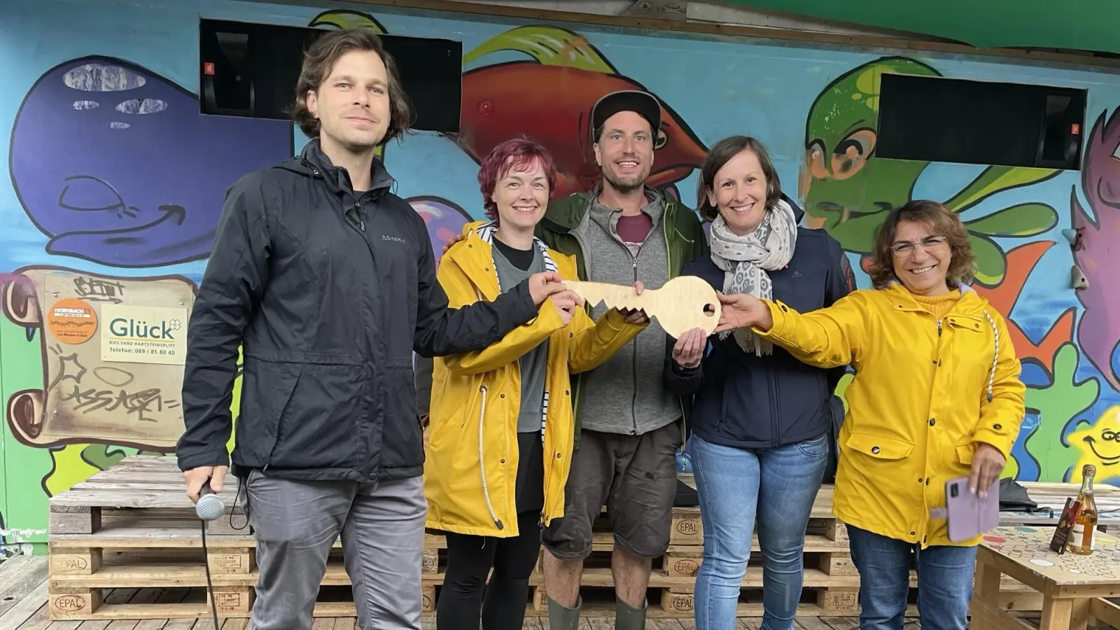 Den symbolischen Schlüssel überreichen Züleyha Yilmaz und Birgit Stieler (v.r.) an Julia Irländer und Andi Huber vom Feierwerk. Max Hofer (Mitte) bleibt Leiter der Boombox. (Foto: pst)