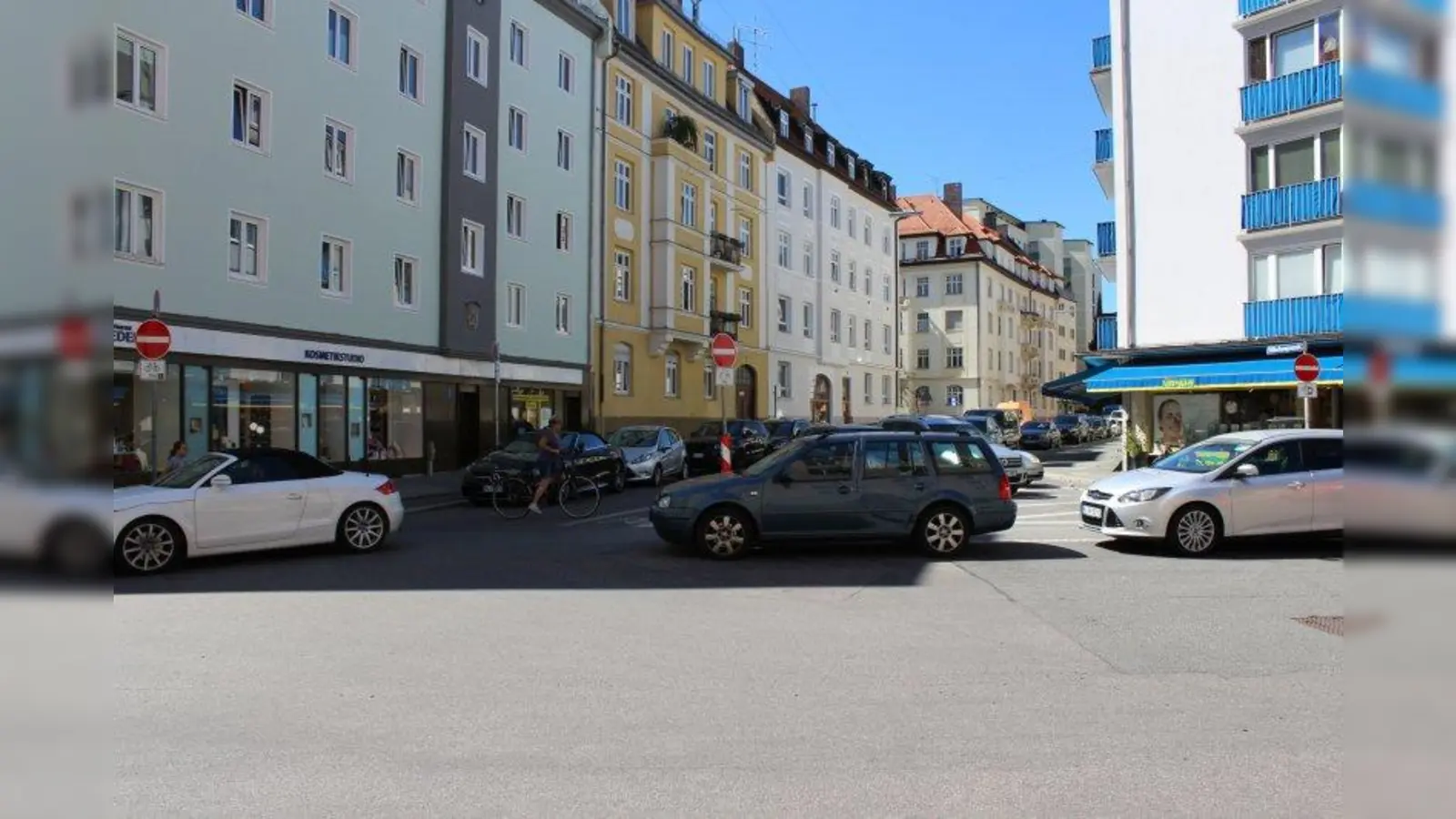 Insbesondere im Bereich zwischen der Kreuzung Winthirstraße und dem Winthirplatz ist die parallele Existenz eines Radwegs auf der Fahrbahn und neben dem Fußweg nach Ansicht der Grünen im Bezirksausschuss Neuhausen-Nymphenburg (BA 9) irreführend. (Foto: sb)