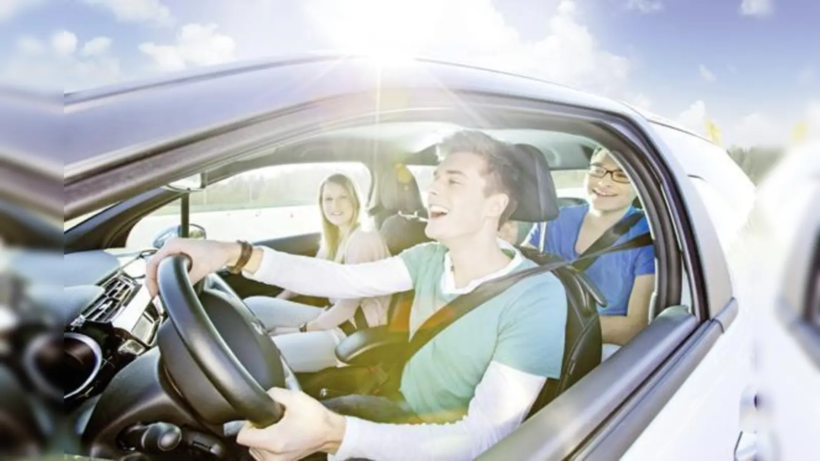 Wer erstmalig die Kfz-Versicherung KomfortVario abschließt, erhält einen Gutschein für ein kostenloses Sicherheitstraining.  	 (Foto: ADAC)