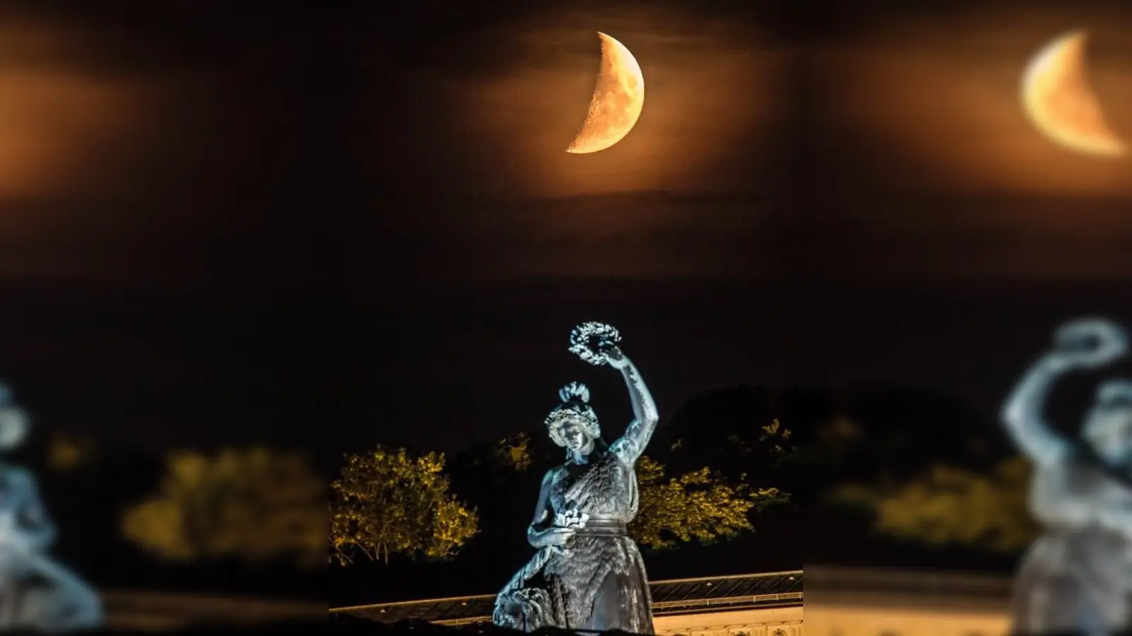 Den zunehmenden Mond hat die Beobachtergruppe Sternwarte Deutsches Museum über der Bavaria auf der Theresienwiese fotografisch festgehalten.  (Foto: Marco Sproviero, Beobachtergruppe Sternwarte Deutsches Museum  )
