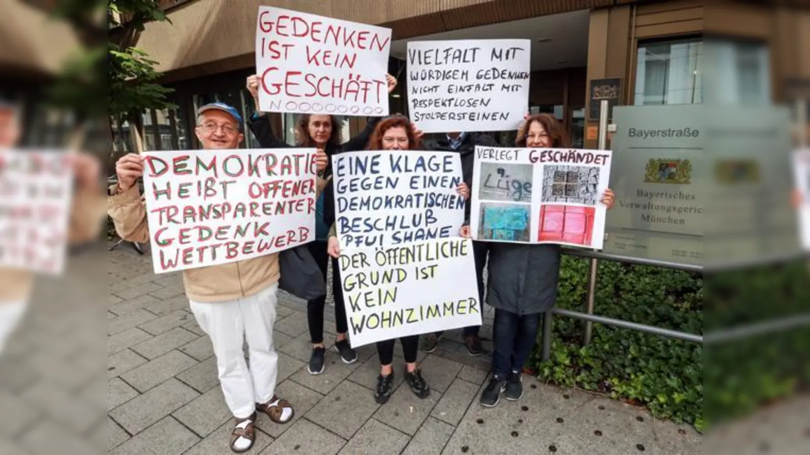 Mitglieder des Vereins Respect and Remember demonstrieren vor dem Verwaltungsgericht gegen Stolpersteine.	 (Foto: Theo Klein)