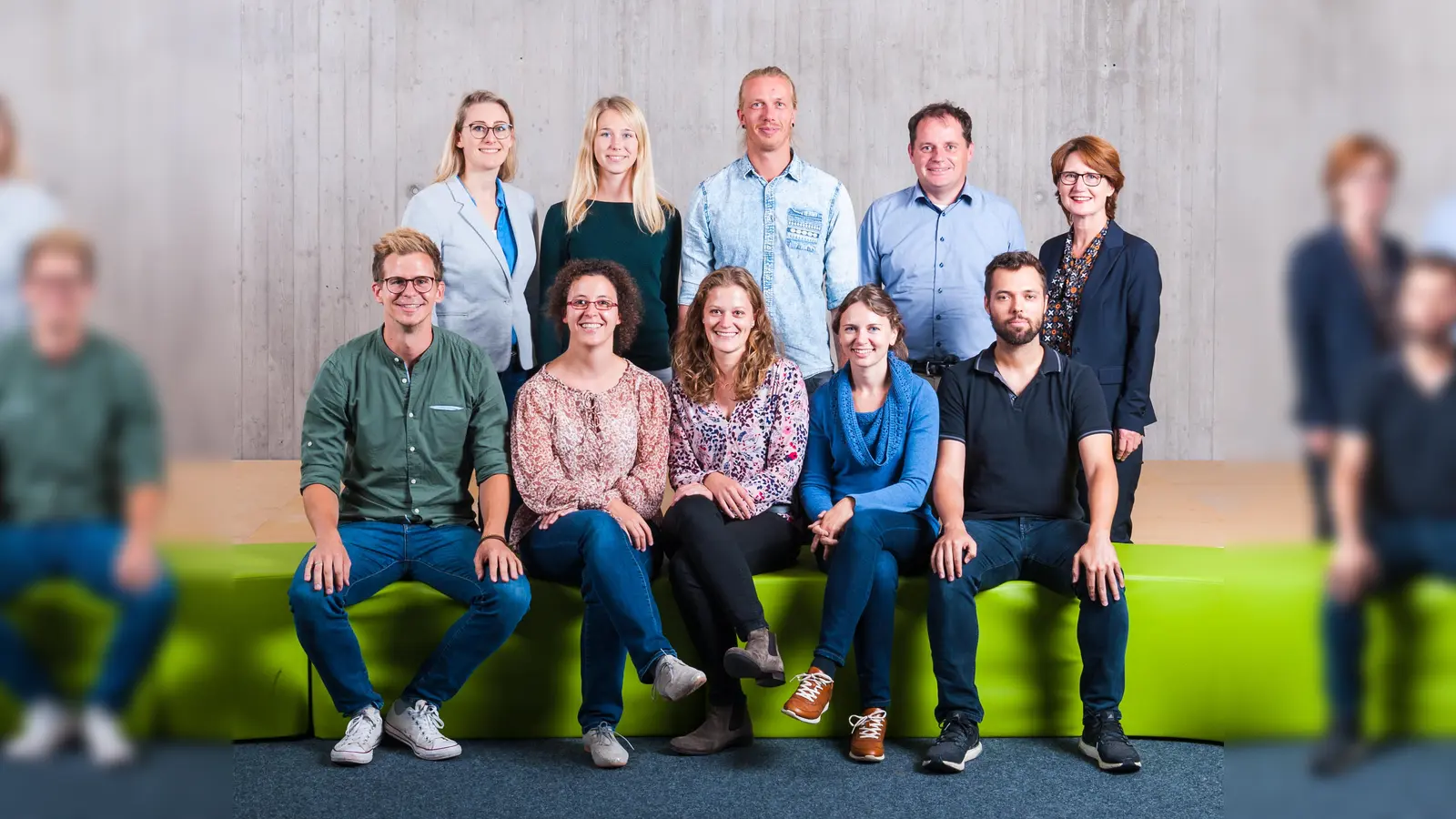 Die Lehrkräfte im Portrait: Markus Bley, Katharina Kargl, Christina Stoffel, Friederike Finger und Daniel Nosko stehend: Elisabeth Neulinger, Maria Schweiger, Fabian Aigner, Rainer Sirtl und Schulleiterin Andrea Hafner (v. l.). <br> (Foto: VA)