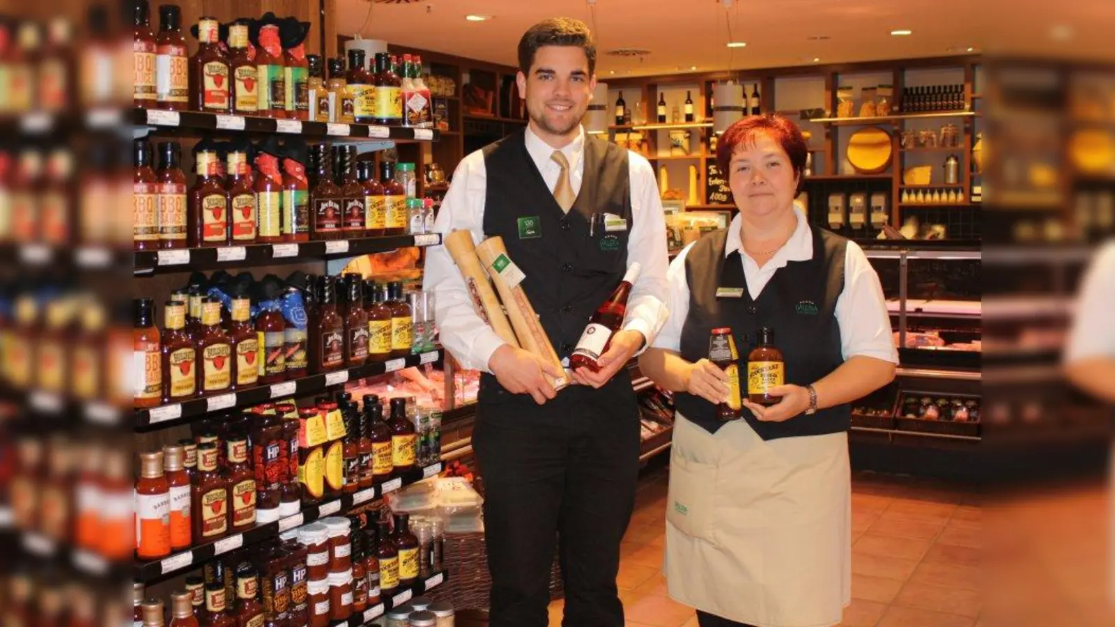 Gute Beratung inklusive: Natalija Kamenic und Umberto Englmann stehen bei der passenden Auswahl für einen Grillabend gerne mit Rat und Tat zur Seite. (Foto: sb)