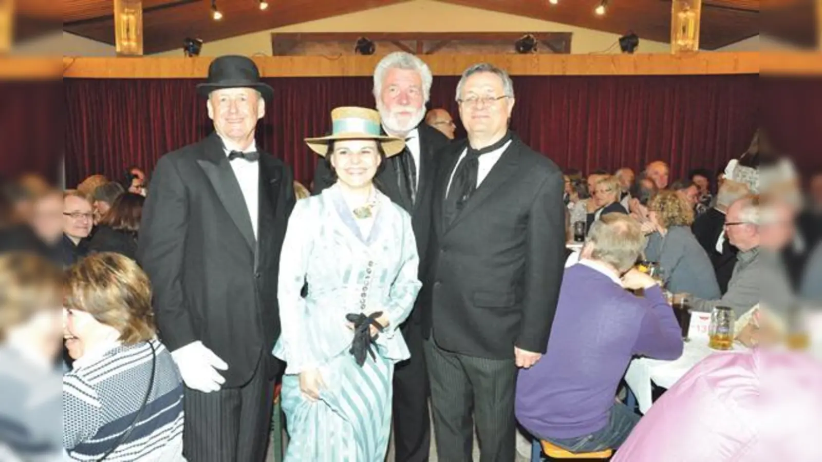 Madam Bäurin und »ihre« Herren bewarben das Freilichttheaterstück in vollem Kostüm.	 (Foto: VSG)