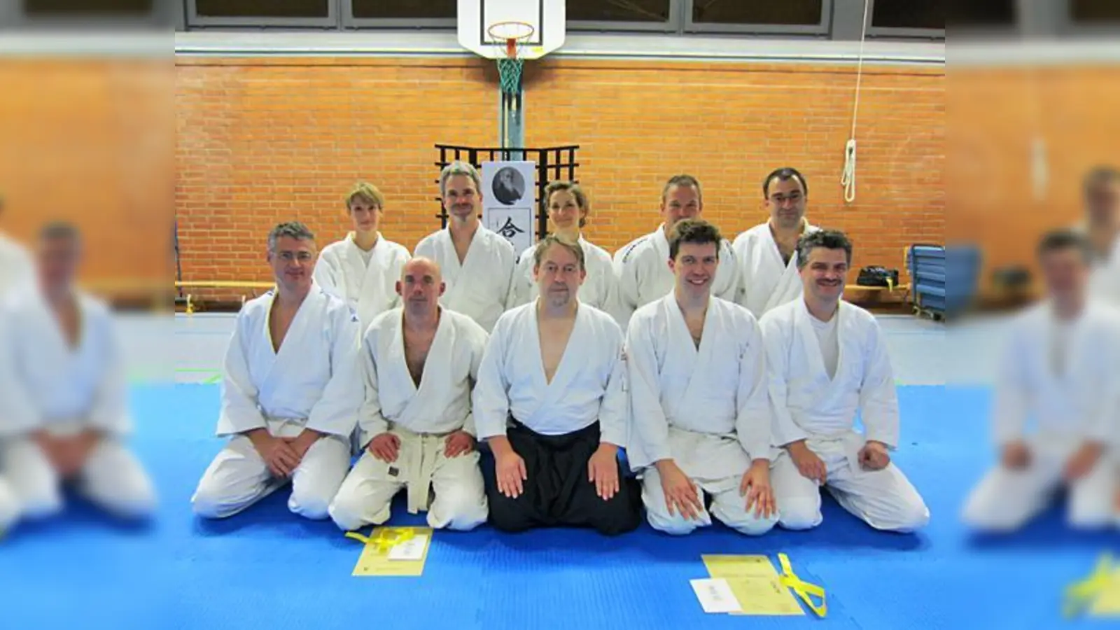 Jean-Yves Menet (l) mit Sensei Tom Löwecke und Christian Stemmer (r) nach bestandener Gürtelprüfung. 	 (Foto: Verein)