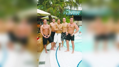 Die „Chippendales“ Kevin Cornell, Lind Walter, Kenny Harlow, Conrad Palmer und Alex Castillo (v.l.) genossen den Tag in der Therme Erding. (Foto: ls)