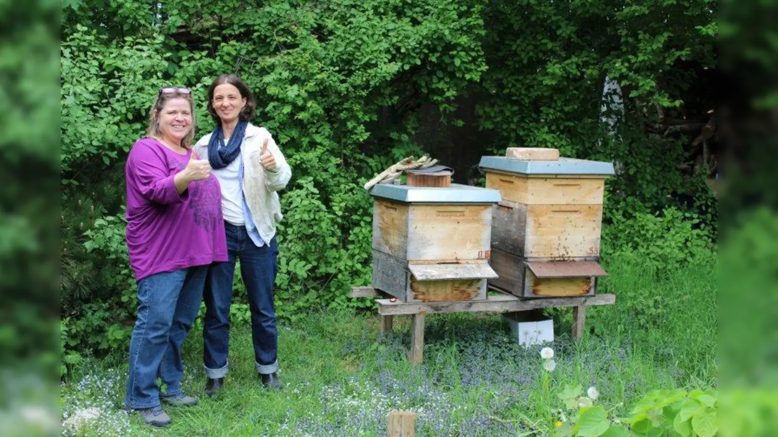 Gemeinsam für die Bienen: Abenteuer-Spiel-Platz-Leiterin Susanne Kußmaul (l.) zusammen mit Imkerin Carmen Grimbs an den Bienenstöcken auf dem Gelände des Abenteuer-Spiel-Platzes (ASP) Neuhausen. (Foto: sb)