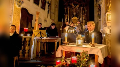 Über die Lichtheiligen sprach Kreisheimatpfleger Klaus Gast beim 28. bayerischen Adventssingen in Marnbach. (Foto: Kath. Pfarreiengemeinschaft)