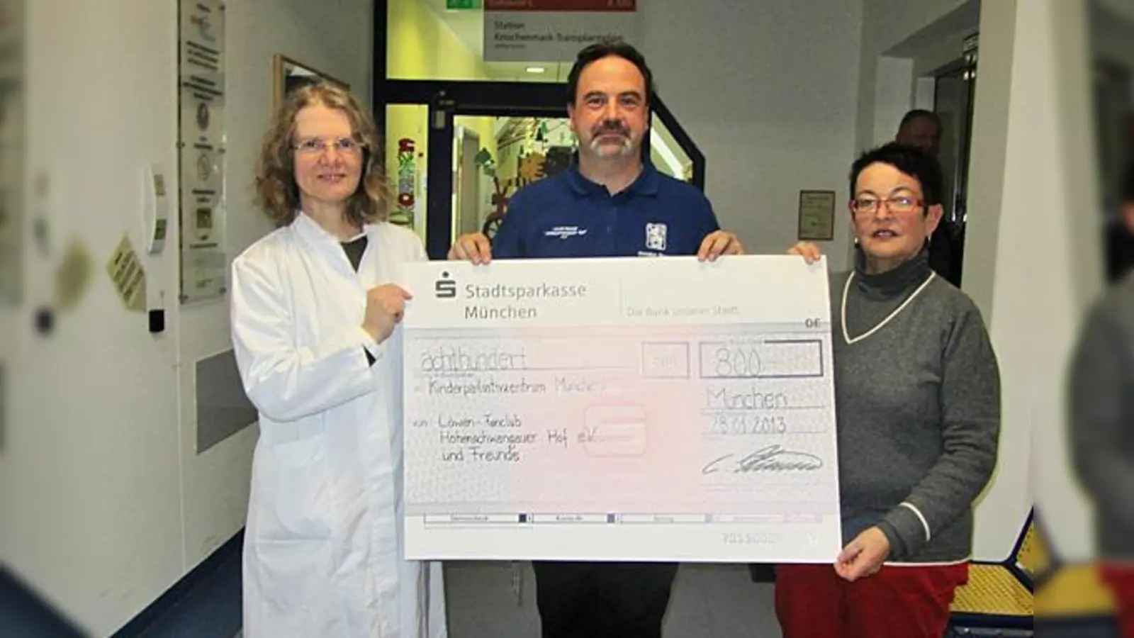 Dr. Monika Führer (li.) und Anne Franke freuten sich über die Spende der Löwen vom Hohenschwangauer Hof, die deren Vorsitzender Christian Poschet jetzt überreichte.	 (Foto: privat)