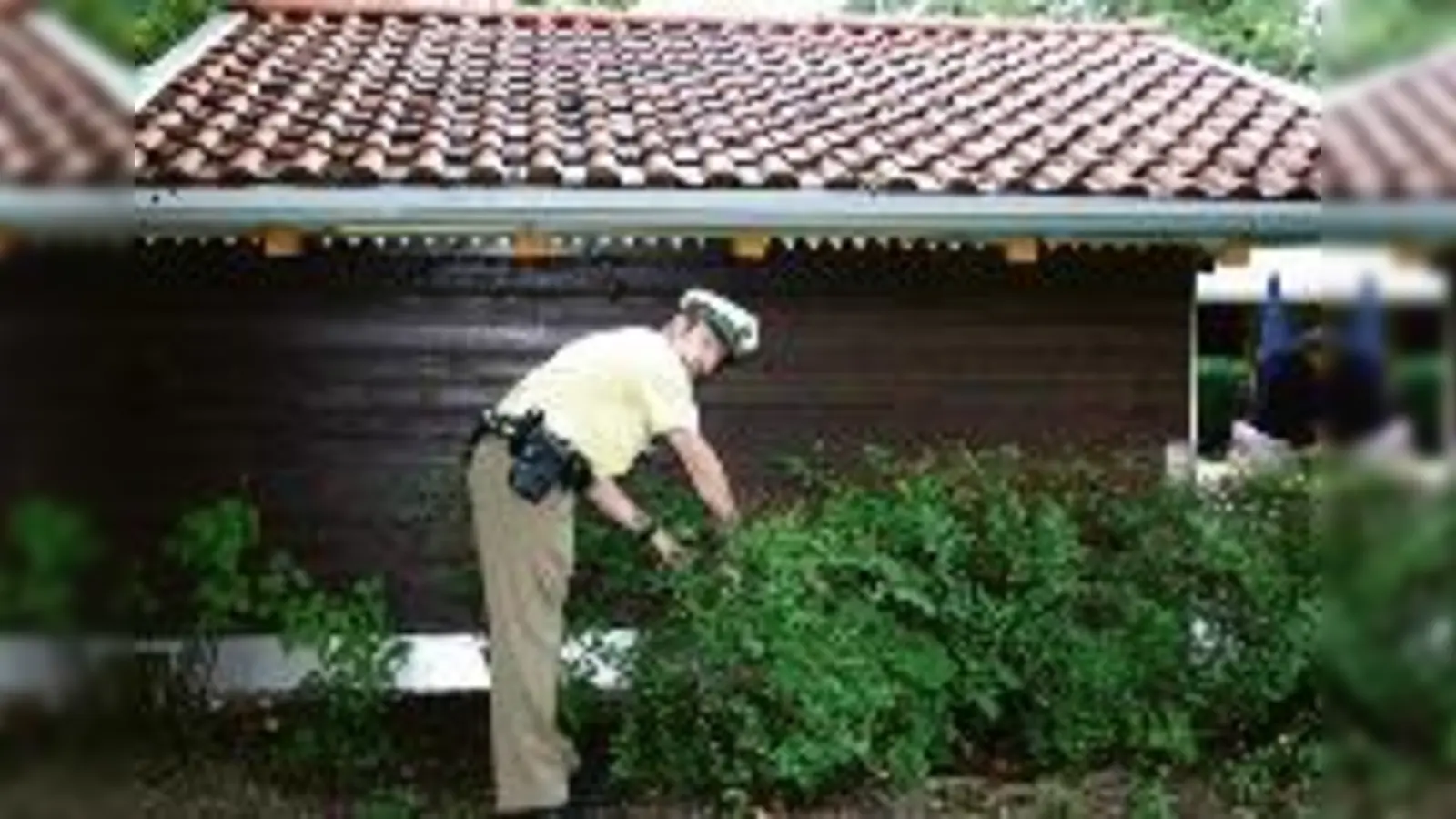 Die Milbertshofener Polizei vergangenen Freitag auf der Suche nach versteckten Ködern und ähnlichen Hinweisen auf den »Katzenhasser«.  (Foto: au)