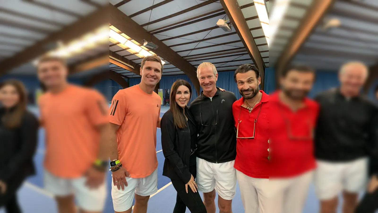 Prominenz in der Herrschinger Tennishalle anlässlich eines „Verstehen Sie Spaß“-Drehs (von links): Tennis-Star Micha Zverev, Moderatorin und Unternehmerin Judith Williams, Tennis-Park-Betreiber Hermann Zima und Schauspieler Alexander Klaus Stecher. (Foto: Zima)