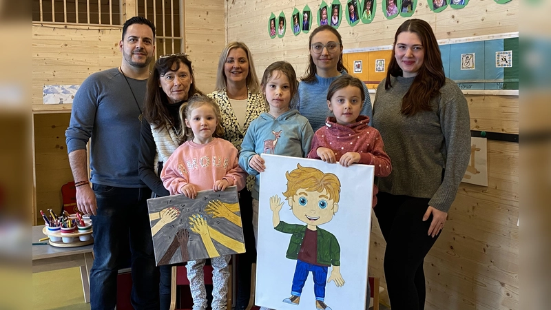 Zauberkünstler Barbara (r.) und Marco Duarte Loureiro (l.) bei der Spendenübergabe mit Beate Manz (Einrichtungsleiterin), Steffi Weller (Fachbereichsleiterin Kinder und Jugend), Lisa Reger (Förderverein) sowie Kindern aus dem „Haus für Kinder”. (Foto: Haus für Kinder)