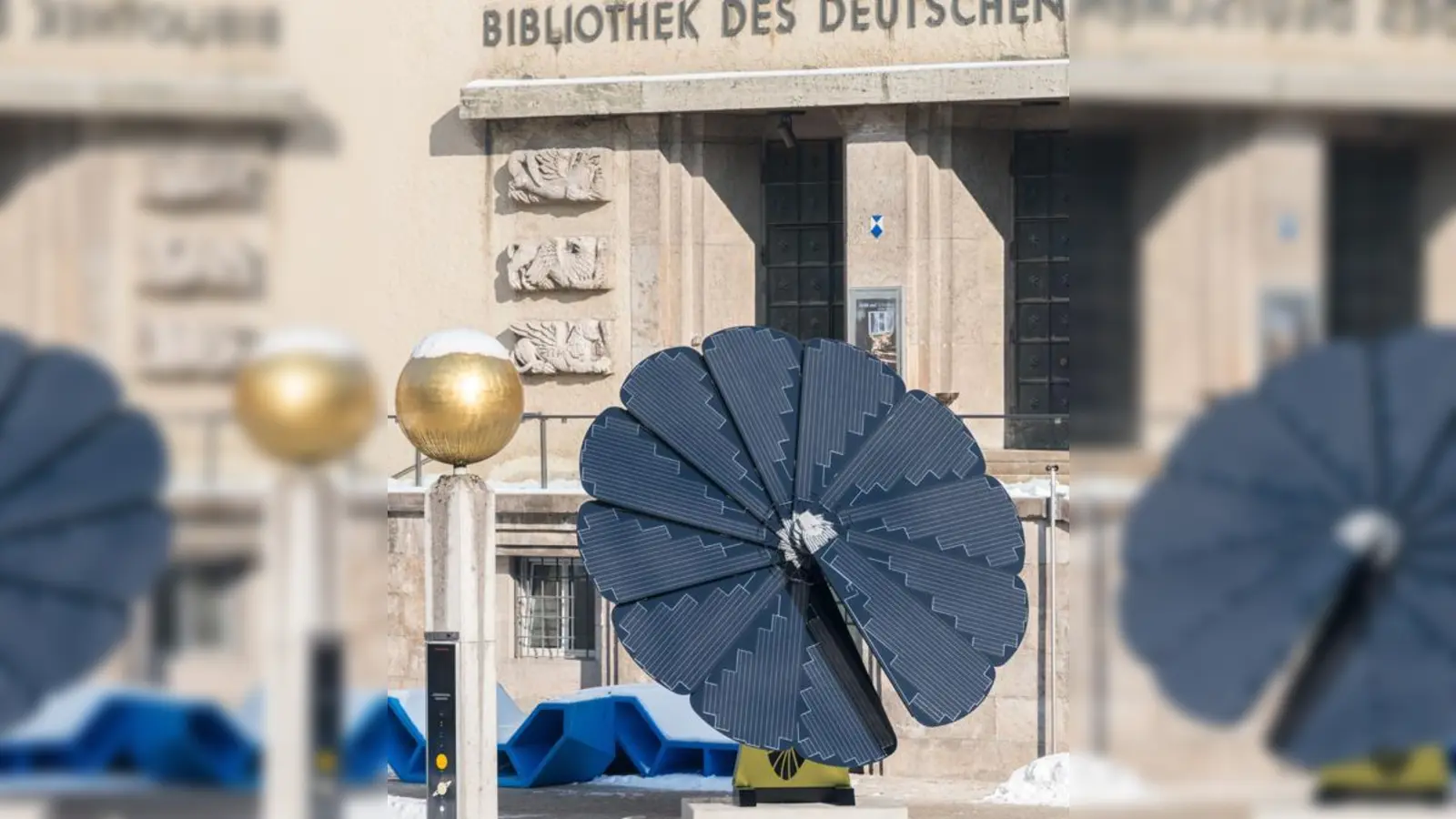 Die Solarblume im Innenhof des Museums folgt dem Lauf der Sonne, faltet sich nachts zusammen und produziert 4.000 Kilowattstunden Strom pro Jahr.	 (Foto: Deutsches Museum)