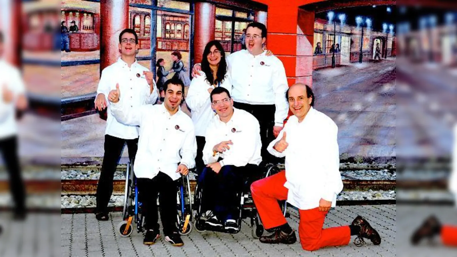 Immer gut drauf: Orazio, Ersen, Sarah, Benny, Alexander und Bandleader René (v.li.). In der Drehleier haben sie ihren nächsten Auftritt. 	 (Foto: RolliGang)