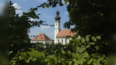 Der neue Altar der Pfarrkirche St. Peter wird am Sonntag von Kardinal Marx geweiht. (Foto: CC BY-SA 3.0)