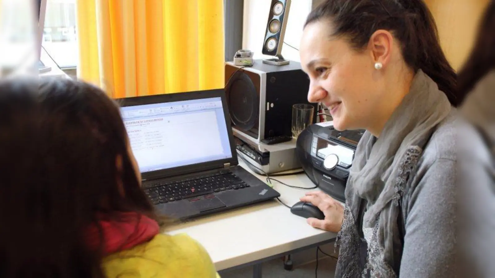 Lehrerin Verena Liebig betreut das Lernbüro Englisch. „Hier geht es zu wie im Reisebüro: Die Schülerinnen können ihre Stunden selbst zusammenstellen und buchen.“ (Foto: US)