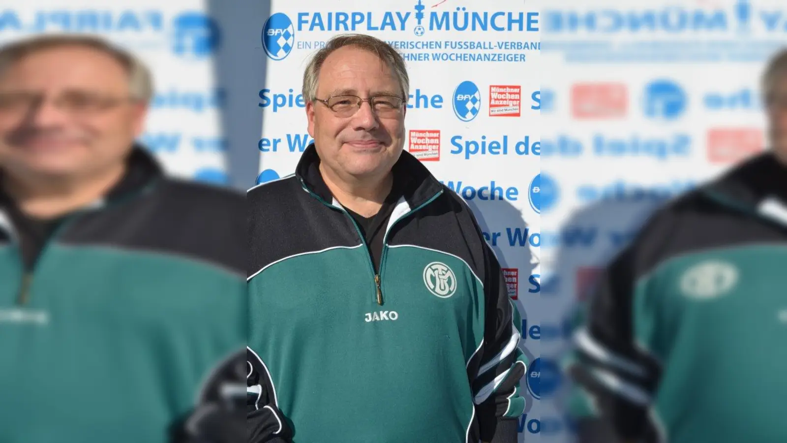 Gute Zusammenarbeit der beiden Vereine: Hans-Peter Spörl, Stadionsprecher beim Turnerbund München, machte auch beim „Spiel der Woche” als Gast beim FC Bosna die Durchsagen. (Foto: E.S.)