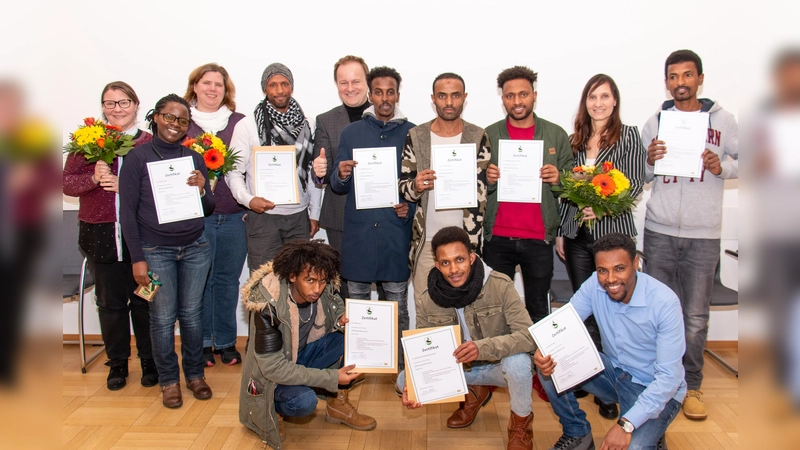 Die ersten Mieterqualifizierungs-Zertifikate hat Landrat Robert Niedergesäß schon im Januar im Landratsamt überreicht. (Foto: LRA)