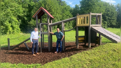 Präsentieren das neue Klettergerüst am Freizeitgelände alte Berghalde (von links): Frank Zellner (Erster Bürgermeister Markt Peißenberg) und Roman Bals (Bauhofleiter). (Foto: Markt Peißenberg)