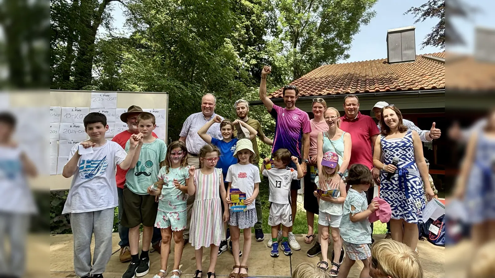 „Auch nach 20 Jahren hat das Würmtaler Entenrennen nichts von seiner Lebendigkeit verloren. Danke für euren Enthusiasmus”, sagte Peter Köstler (3.v.r.). Gewinner, Unterstützer und Verein beim Abschlussfoto. (Foto: Ulrike Seiffert)