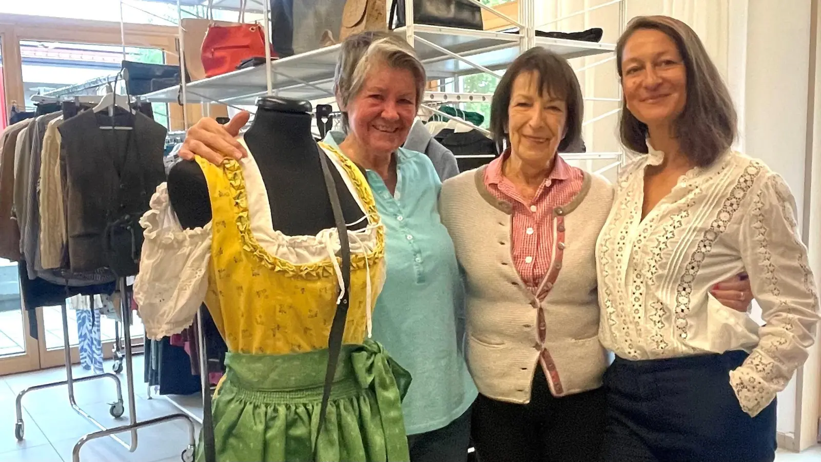 Ein eingespieltes Team - Secondhandshop-Leitung Alexandra Bitterwolf (r.) und die Ehrenamtlichen Doris Zieran und Heidemarie Witt freuen sich auf viele Gäste bei der Ladies-Night.  (Foto: hw)
