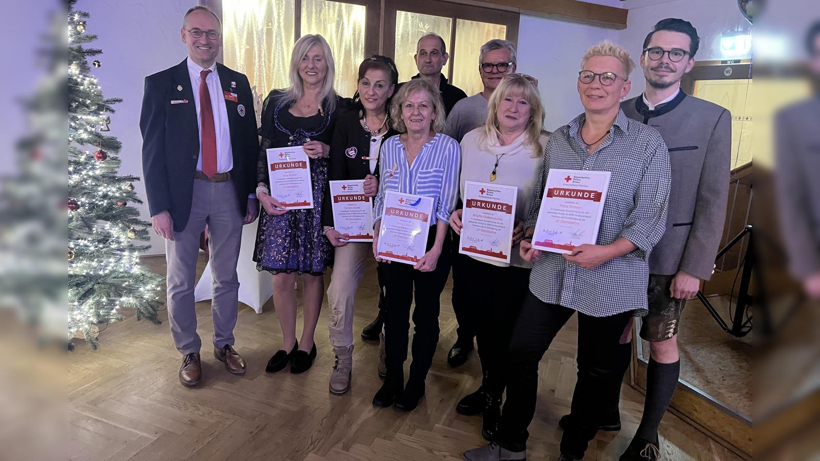 Sieben-BRK-Mitarbeiter-geehrt