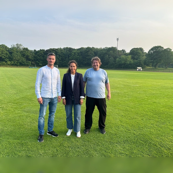 Von links nach rechts: Florian Albrecht (SC Amicitia München, Technischer Leiter Frauen- und Mädchenfußball), Jasmin Mittermaier (Post-SV München, Jugendleiterin Mädchenfußball) und Michael Kamps (Post-SV München, Abteilungsleiter Fußball). (Foto: SC Amicitia München)