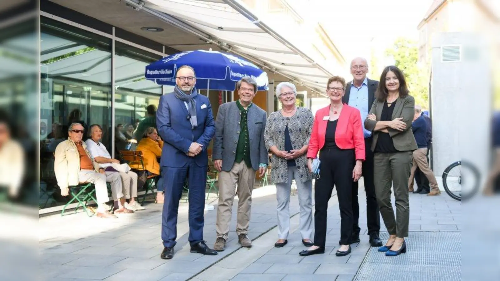 Kulturreferent Anton Biebl zusammen mit Wolfgang Schwirz (2. Vorsitzender Stadtteilkulturverein Neuhausen-Nymphenburg e.V.), Ingeborg Staudenmeyer (1. Vorsitzende Stadtteilkulturverein), Ulrike Klar (Hauptabteilungsleiterin HA III, Planungsreferat), dem ehemaligen Kulturreferenten Hans-Georg Küppers und Stadträtin Kathrin Abele (von links) bei der offiziellen Übergabe des Stadtteilkulturzentrums „Kultur im Trafo”. (Foto: Tobias Hase / LHM)