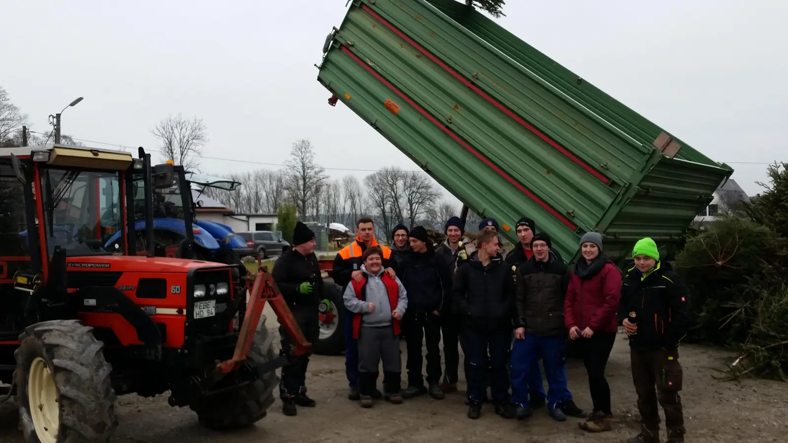 Am Samstag sammeln Mitglieder der Jungen Union in sieben Landkreisgemeinden die ausgedienten Christbäume ein. (Foto: Junge Union)
