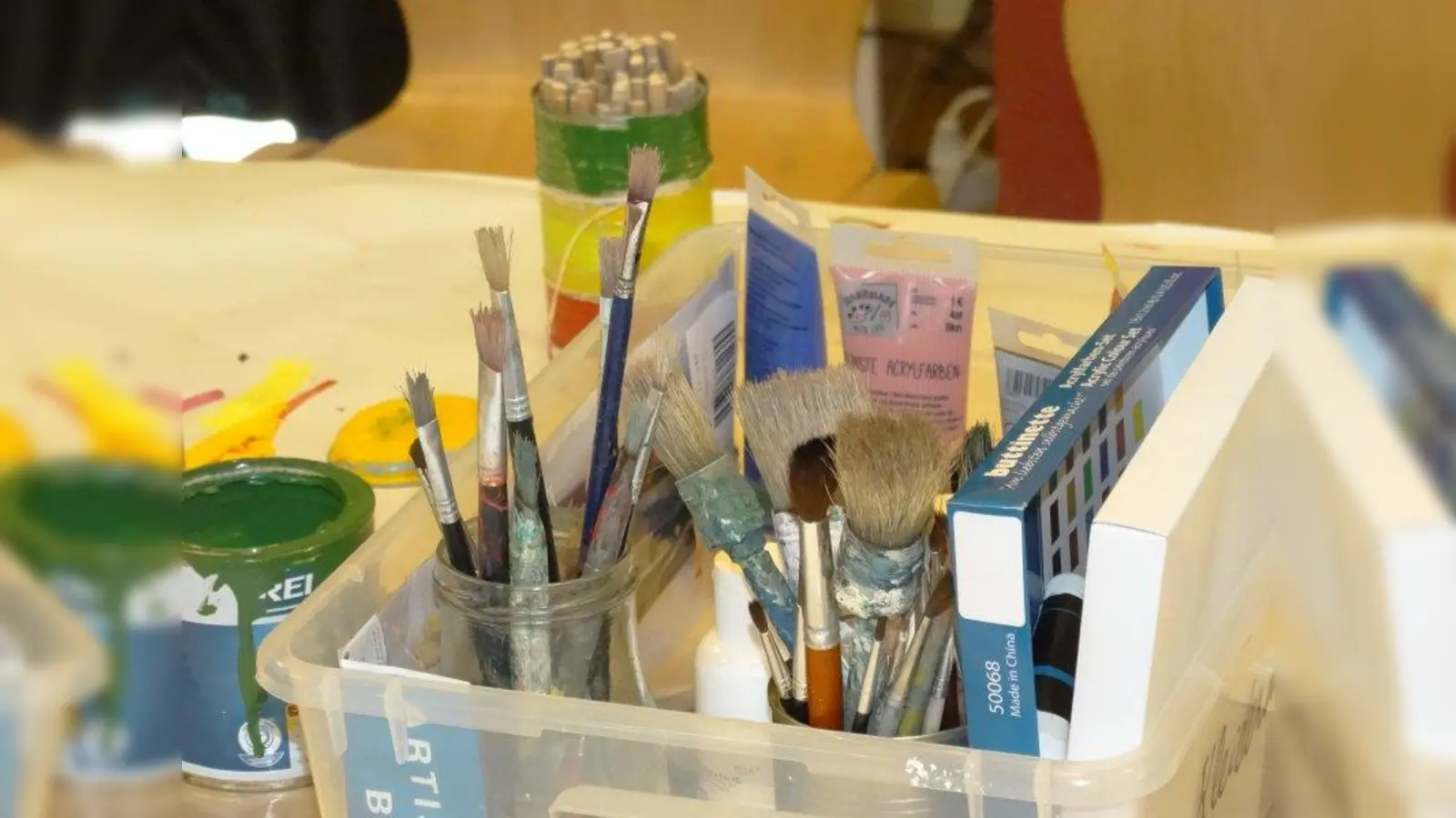 Erst wurden die Bilder gemalt, dann fotografiert und auf Papier aufgezogen. (Foto: tab)