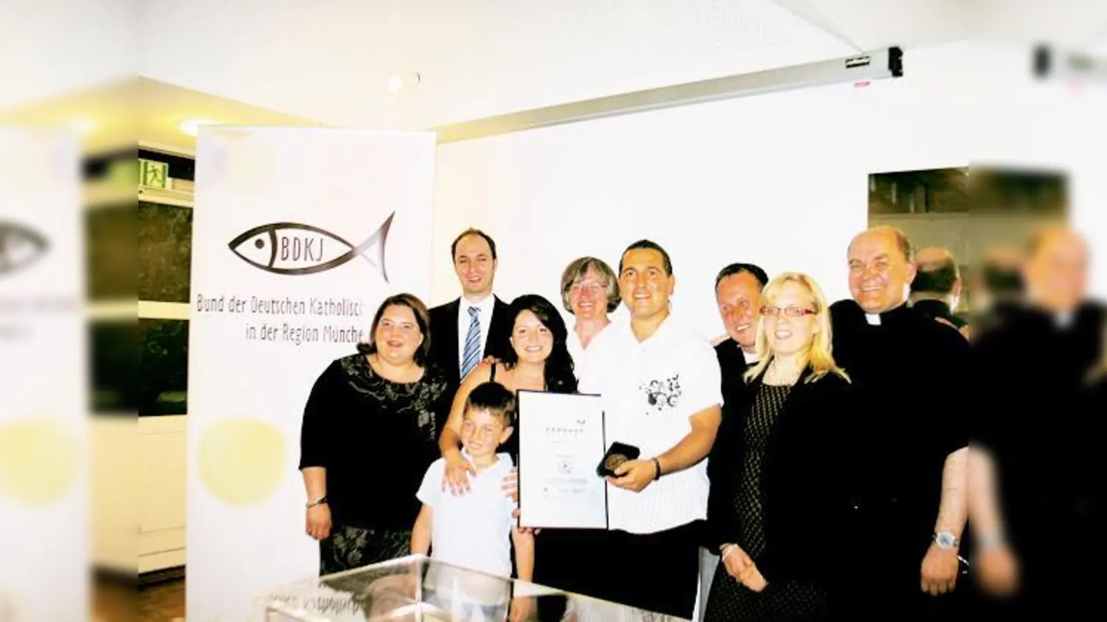 Die Ehrung des Bennopreisträgers 2009 Ramazan Varisli (Mitte) mit Vertretern des BDKJ und Prälat Peter Beer. (Foto: aha)