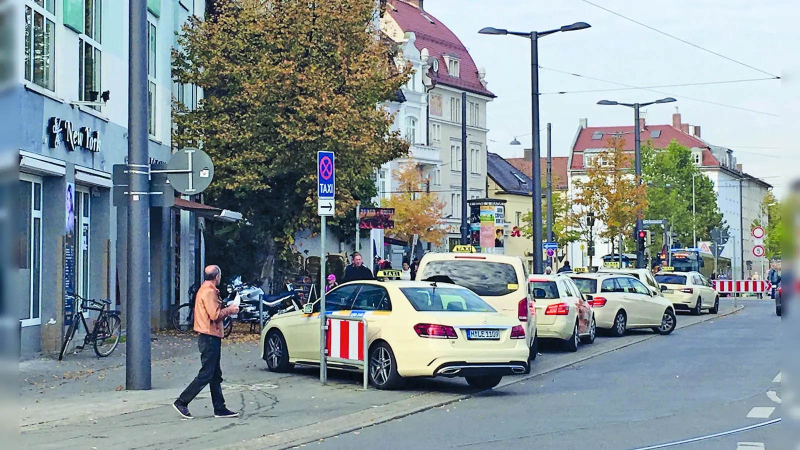 Taxis warten auf Kunden. (Foto: Ulrike Seiffert)