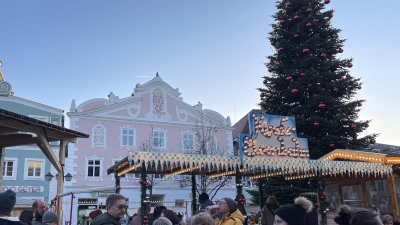 Im bezaubernden Ambiente des Schrannenplatzes in Erding findet der beliebte Christkindlmarkt wieder seit dem 24. November statt.  (Foto: hw)