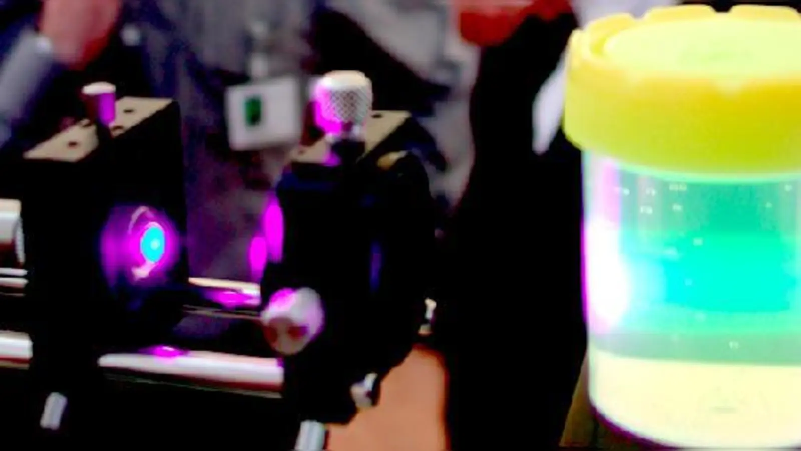 Jung und Alt tauschen sich bei den Marktständen der Wissenschaftstage aus.  (Foto: VA)