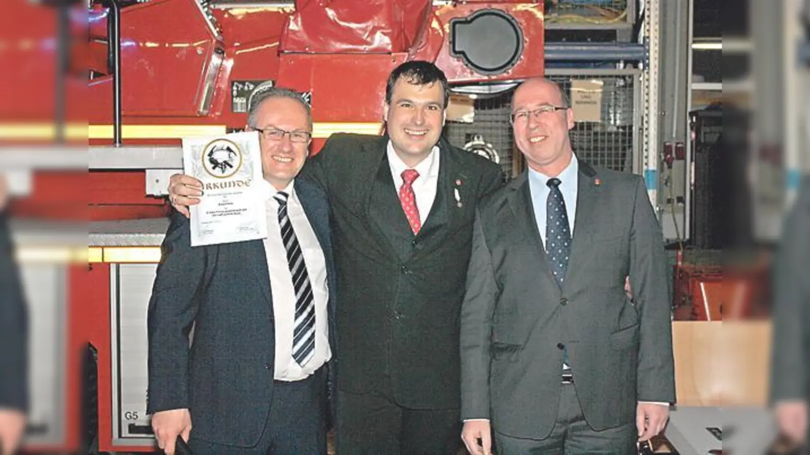 Bei der Jahreshauptversammlung (v. l.): Vorstand Klaus Ortmeier, Kommandant Eduard Klas (25 Jahre) und Schriftführer Klaus Fischer. 	 (Foto: VA)