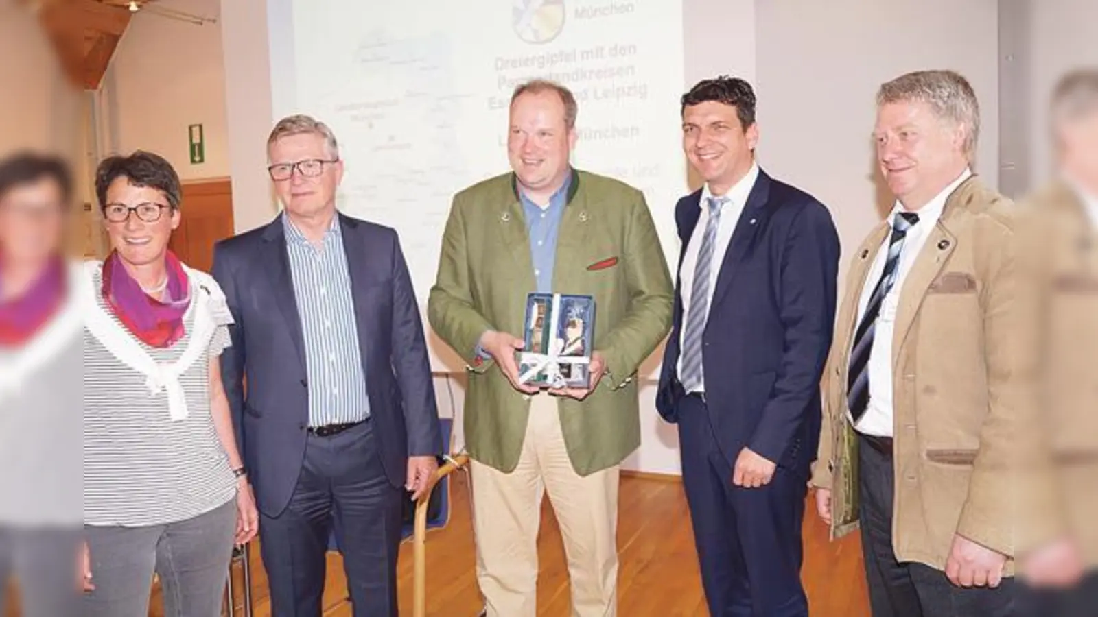 Marion Leuze-Mohr, Stellvertreterin des Esslinger Landrats Heinz Einiger, Einiger selbst, Münchens Landrat Christoph Göbel und Landrat Henry Graichen aus Leipzig mit seinem ersten Beigeordneten Gerald Lehne (von links). 	 (Foto: Uwe Gottwald)