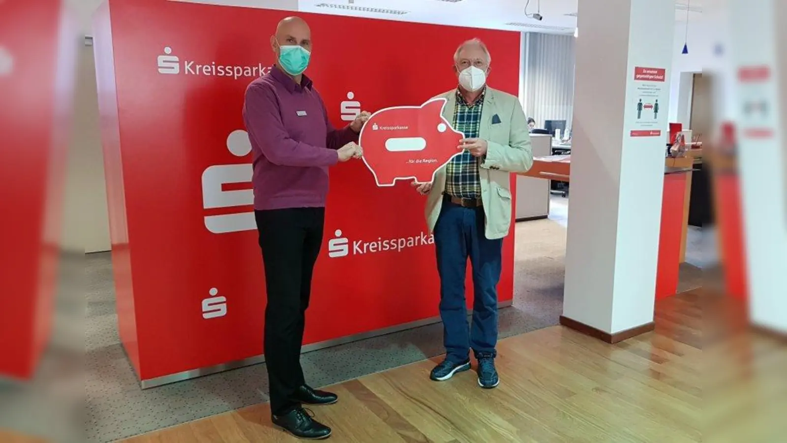 Peter Kraisy, Filialdirektor der Kreissparkasse Herrsching, überreicht Gerhard Schwarzer, Vorstand 1. Budo-Verein Herrsching, eine Spende der Kreissparkasse. (Foto: Budo-Verein Herrsching e.V)