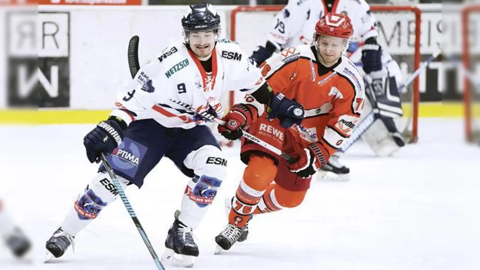 Eine schon fast symbolische Aufnahme: Der Selber Stürmer Dennis Schiener (weißes Trikot) fast gleichauf, aber eben einen Tick vor dem Grafinger Valentin Scharpf.	 (Foto: smg / Nicky Alexander)