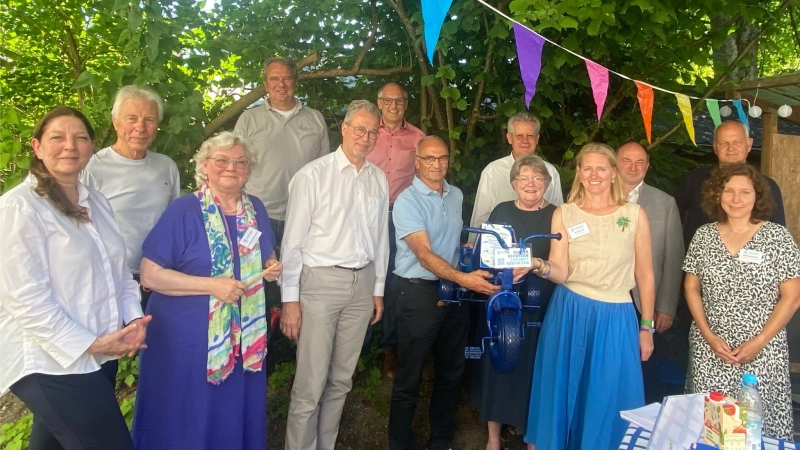 Trafen sich zum Weißwurstfrühstück (v.l.): Andrea Reichler (Geschäftsführerin Berg), Wolfgang Schneider (3. Bürgermeister Herrsching), Gunhild Kilian-Kornell (Vorstandsvorsitzende Kinderschutzbund KV Starnberg e.V.), Bernhard Sontheim (1. Bürgermeister Feldafing), Rainer Schnitzler (1. Bürgermeister Pöcking), Michael Sturm (1. Bürgermeister Weßling), Josef Kraus (2. Bürgermeister Wörthsee), Rupert Steigenberger (1. Bürgermeister Berg), Elisabeth Dörrenberg (2. Bürgermeisterin Tutzing), Martina Rusch (päd. Leiterin Kinderschutzbund KV Starnberg), Georg Scheitz (1. Bürgermeister Andechs), Paul Jäger (Vorstandsmitglied Kinderschutzbund KV Starnberg) sowie Gosia Hannemann (Kinderschutzbund KV Starnberg). (Foto: DKSB)
