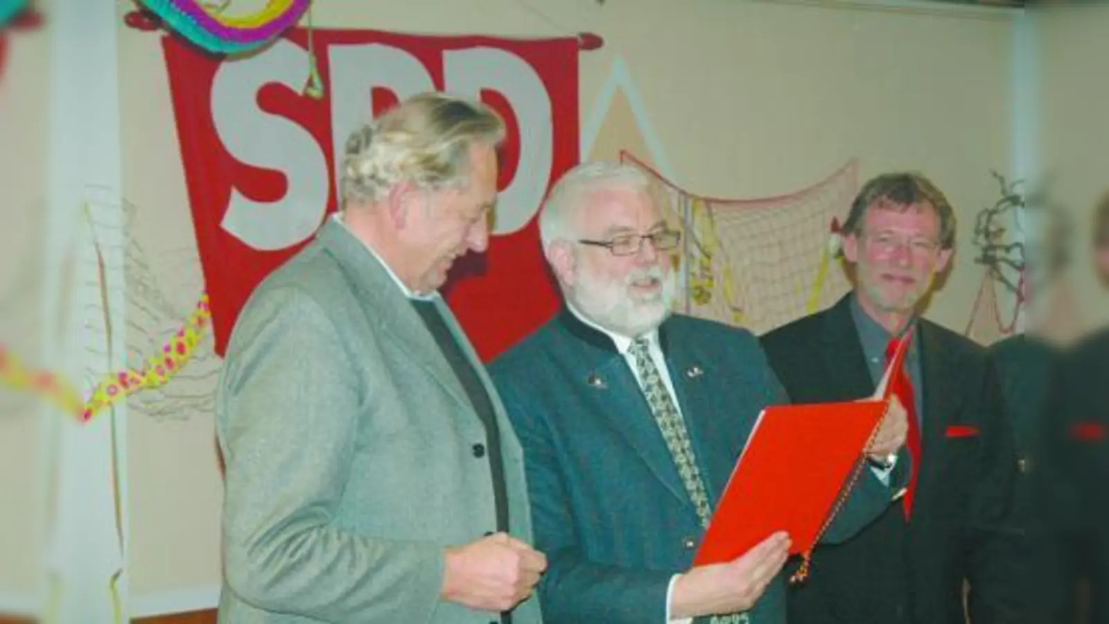 Fritz Nustede (li.), Martin Güll (MdL) und der Karlsfelder Ortsvorsitzende Werner Plumeier. (Foto: pi)