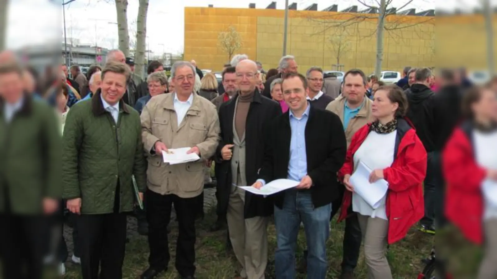 Der Initiator Andreas Löffler von »Pro Umfahrung Kirchtrudering« und Mitstreiter Michael Mattar (FDP), Hans Podiuk (CSU) am Start der Trassenwanderung.	 (Foto: bus)