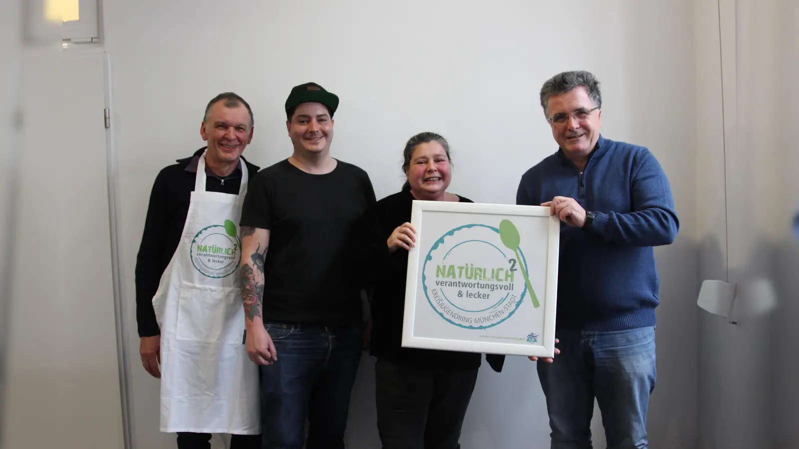 Kinder- und Jugendtreff an der Kurt-Eisner-Straße freut sich über das Zertifikat: Artur BÅrgel, Marcel Piekarski, Linda Loibl und Gerhard Mayer (v.l.n.r.). (Foto:  KJR)