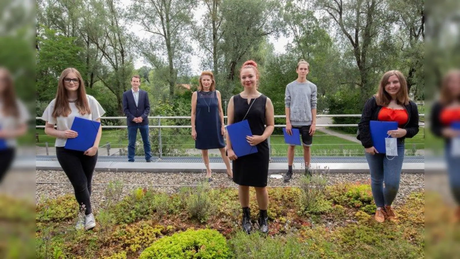 Die Mittelschulabsolventen Ana Marinovic, Vivien Schöffel, Jakob Pawelka, Emly Ferlings (von links) und Levi Schmitt (nicht im Bild) wurden persönlich bei einer kleinen Feierstunde im Landratsamt von Landrat Stefan Frey und Schulamtsdirektorin Karin Huber-Weinberger geehrt. (Foto: LRA)