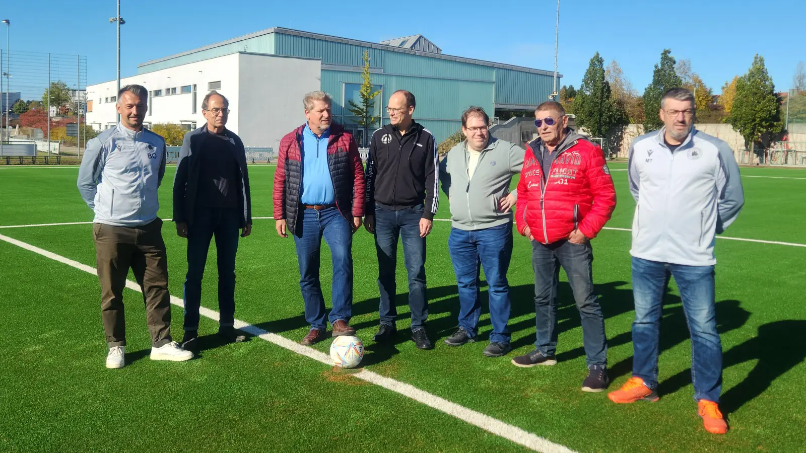 Freuen sich über den neuen Platz (von links): Oliver Beer (Geschäftsführer TSV), Markus Roos (Landschaftsarchitekt), 1. Bürgermeister Harald Zipfel, Dr. Oliver Schulze Nahrup (Vorstand TSV), Christian Glaßer und Helmut Petro (Bauamt Neuried), Martin Trissler (Abteilungsleiter Fußball). (Foto: Gem)