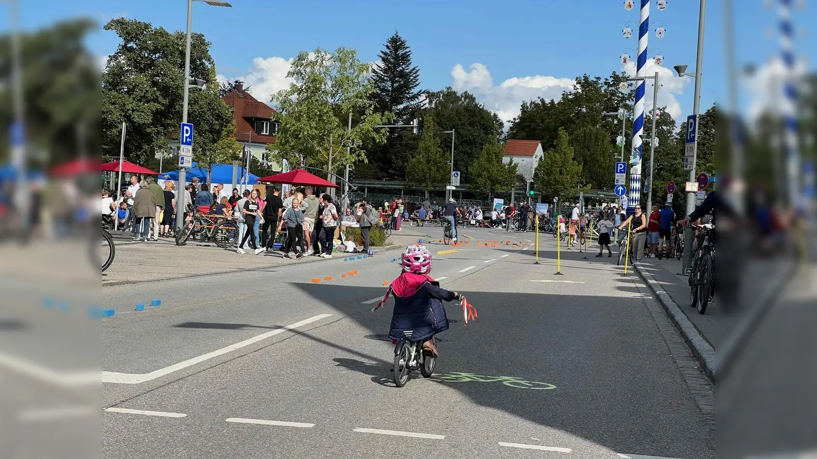 Beim autofreien Klimatag haben auch die Kleinsten eine Freude. Wann sonst kann man schon mitten auf der Straße radeln? (Foto: ADFC )