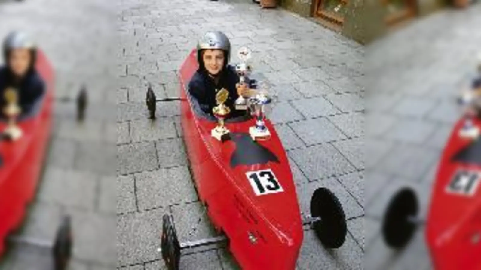 Sein Seifenkistl baute der Zehnjährige mit Papas Hilfe selbst zusammen (rechts).  (Foto: pa, Privat)