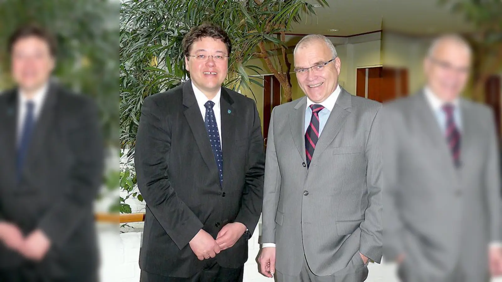 Bürgermeister Thomas Loderer (links) mit ­dem neuen Standort­leiter von Astrium Thomas ­Müller.	 (Foto: MO)