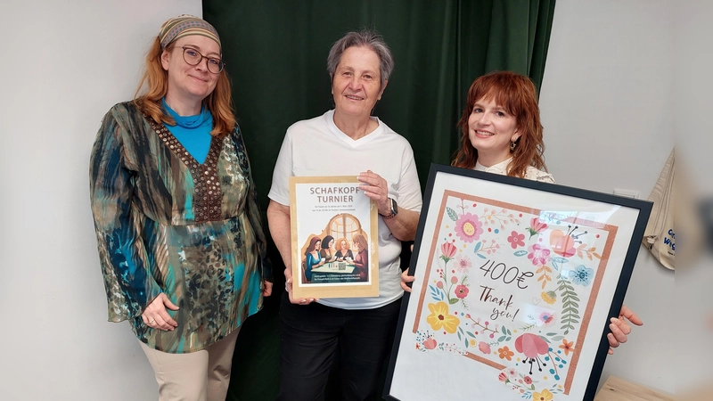 Solidarität zeigen: Sabine Trettenbacher, Ulrike Eder und Bianca Wiedergut-Bauer (von links).<br>  (Foto: In Via)